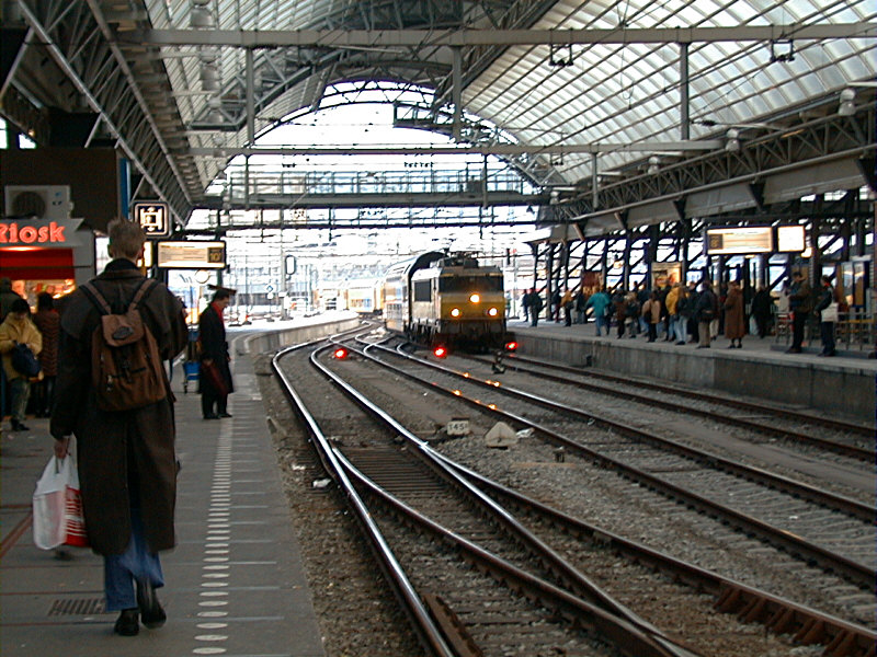 An old standard pulls in a double-deck consist